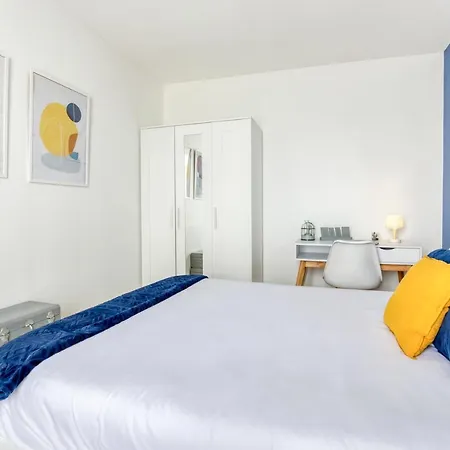 Apartment Metro 7 - Gare C - Parking Private- Easy Check-in
